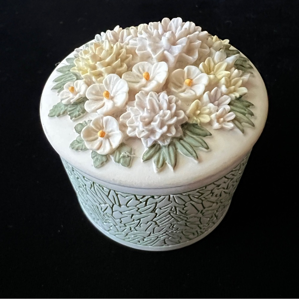 Handcast Designs Tiny Floral Decorative Box Made in UK Botanical